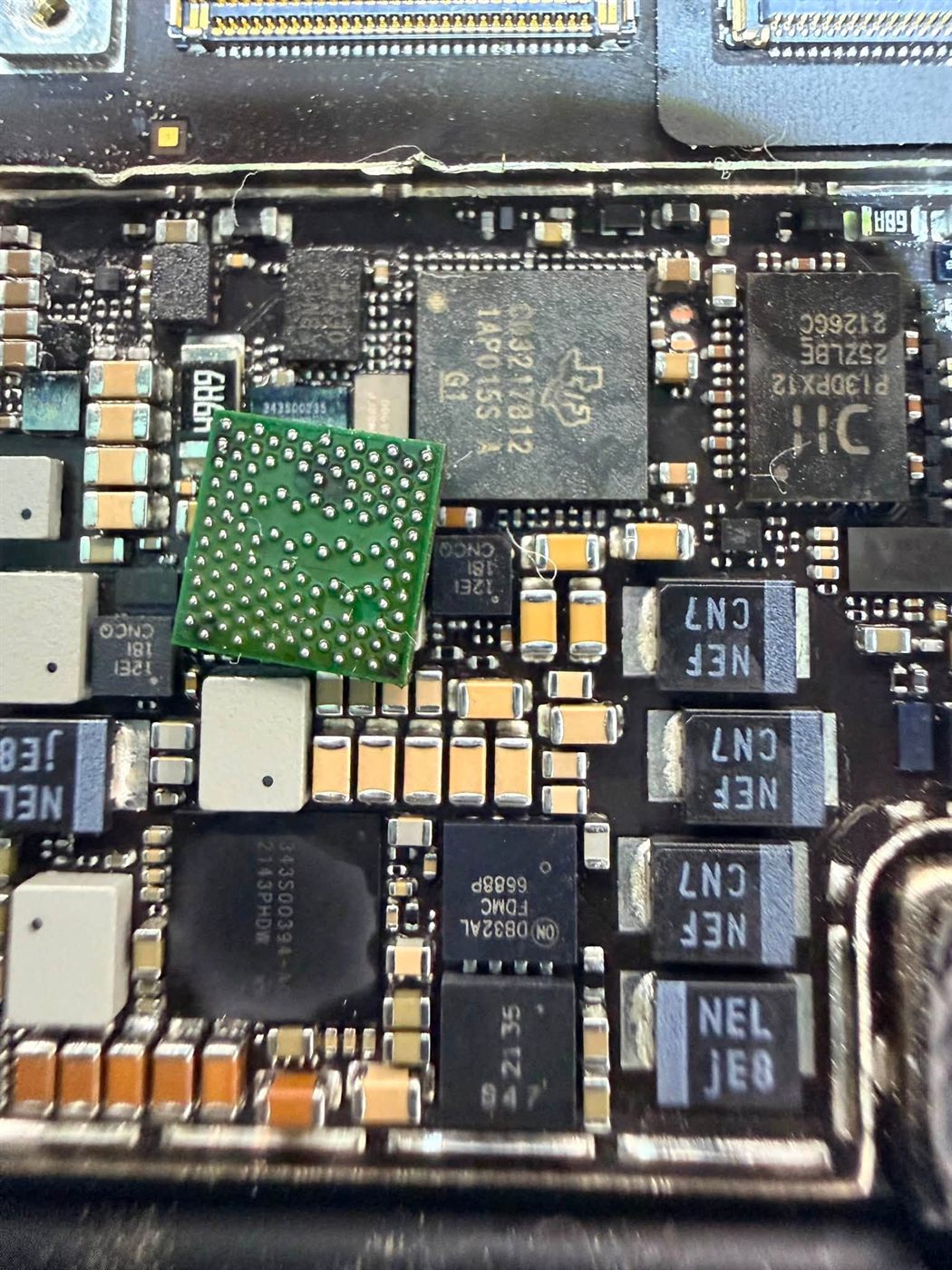 iPad Air 4 充電控制 IC 主機板微焊接維修