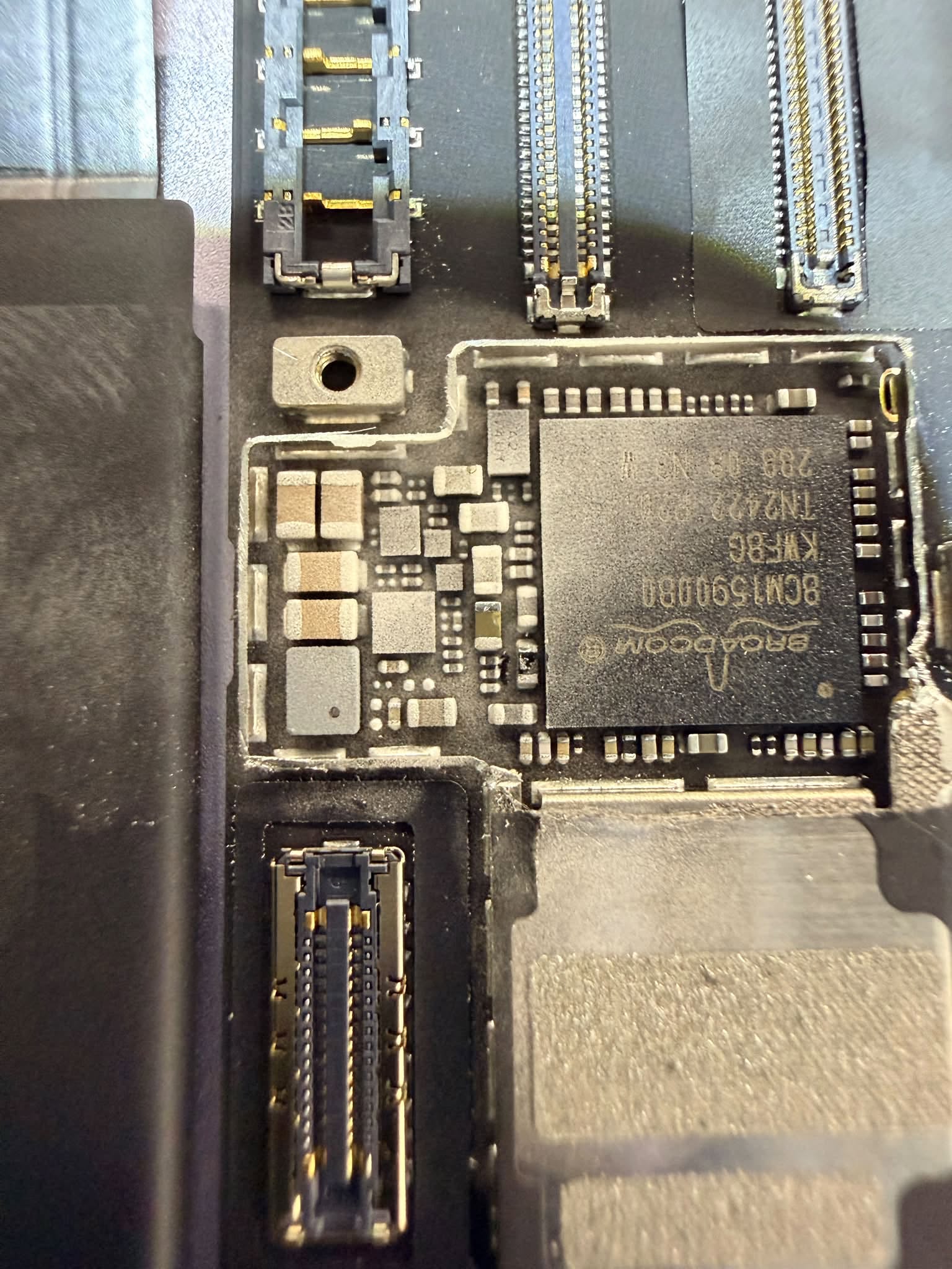 iPad mini 7主機板觸控線路短路檢測與故障元件維修區域近拍