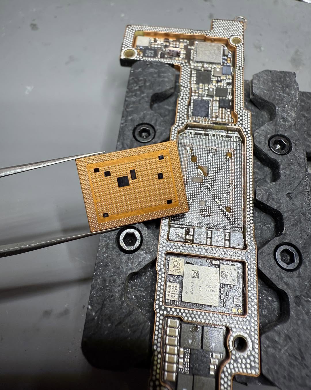 iPhone 15泡水後下層板腐蝕與板層短路