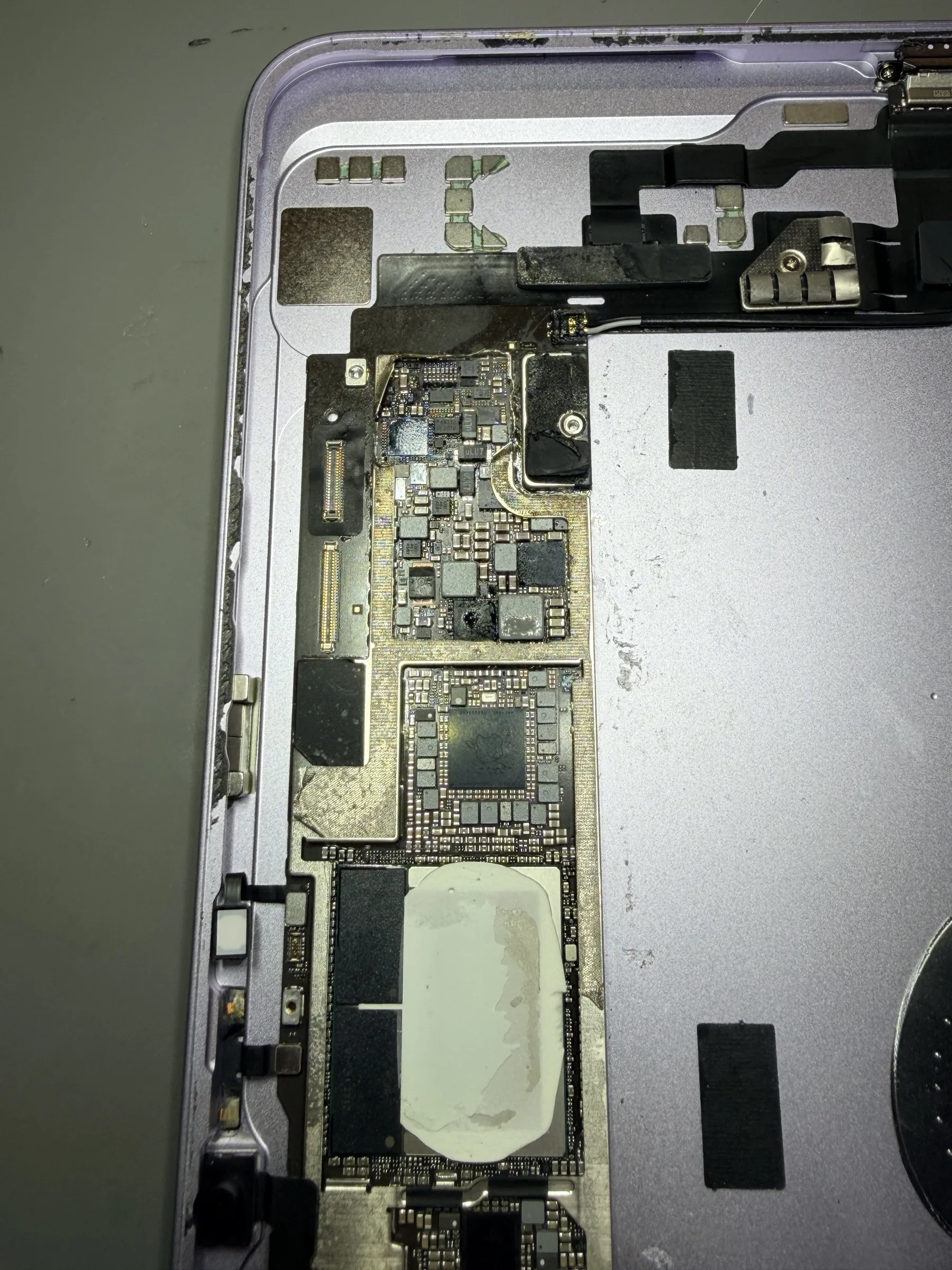 iPad Air 6(2024)11 吋拆機後的主機板與電池數據線路檢修區域