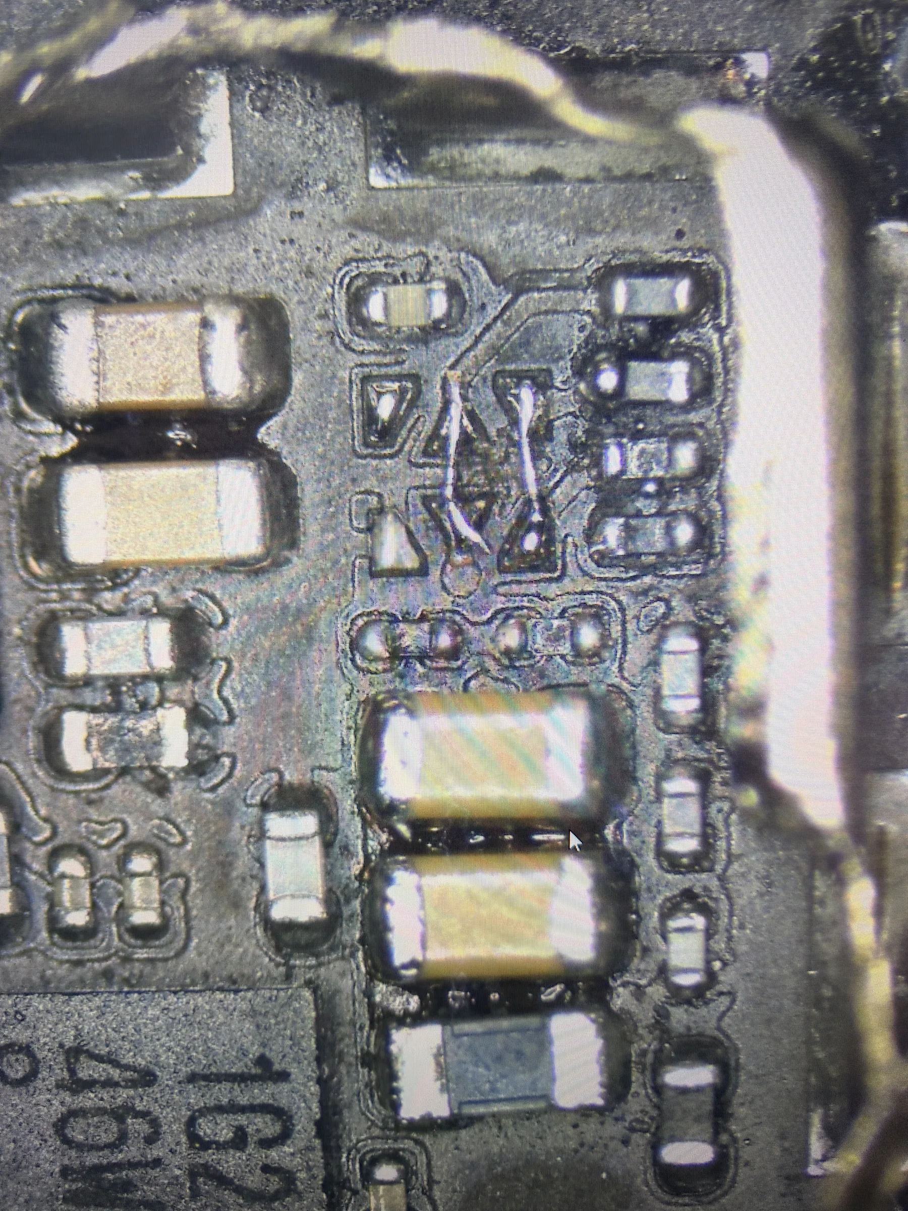 顯微鏡下以兩條飛線修復 iPad Air 6 中斷的電池數據線路