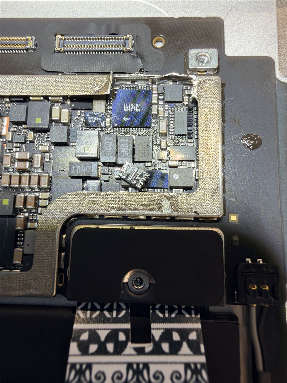 iPad Air 7 11吋M3主機板充電碼片拆焊與晶片級維修