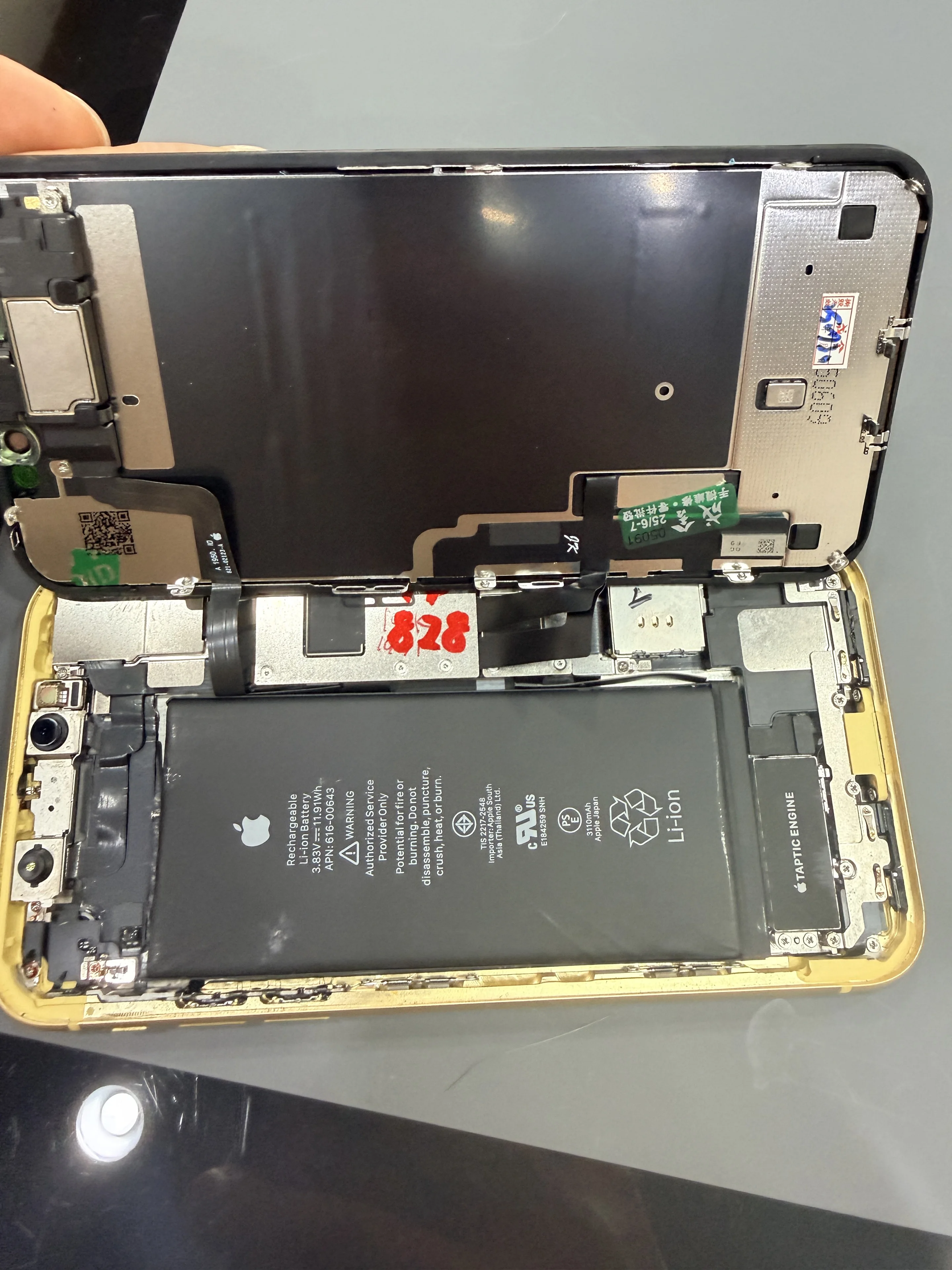iPhone 11電池膨脹更換,重新固定電池與防護檢查 維修紀錄 1