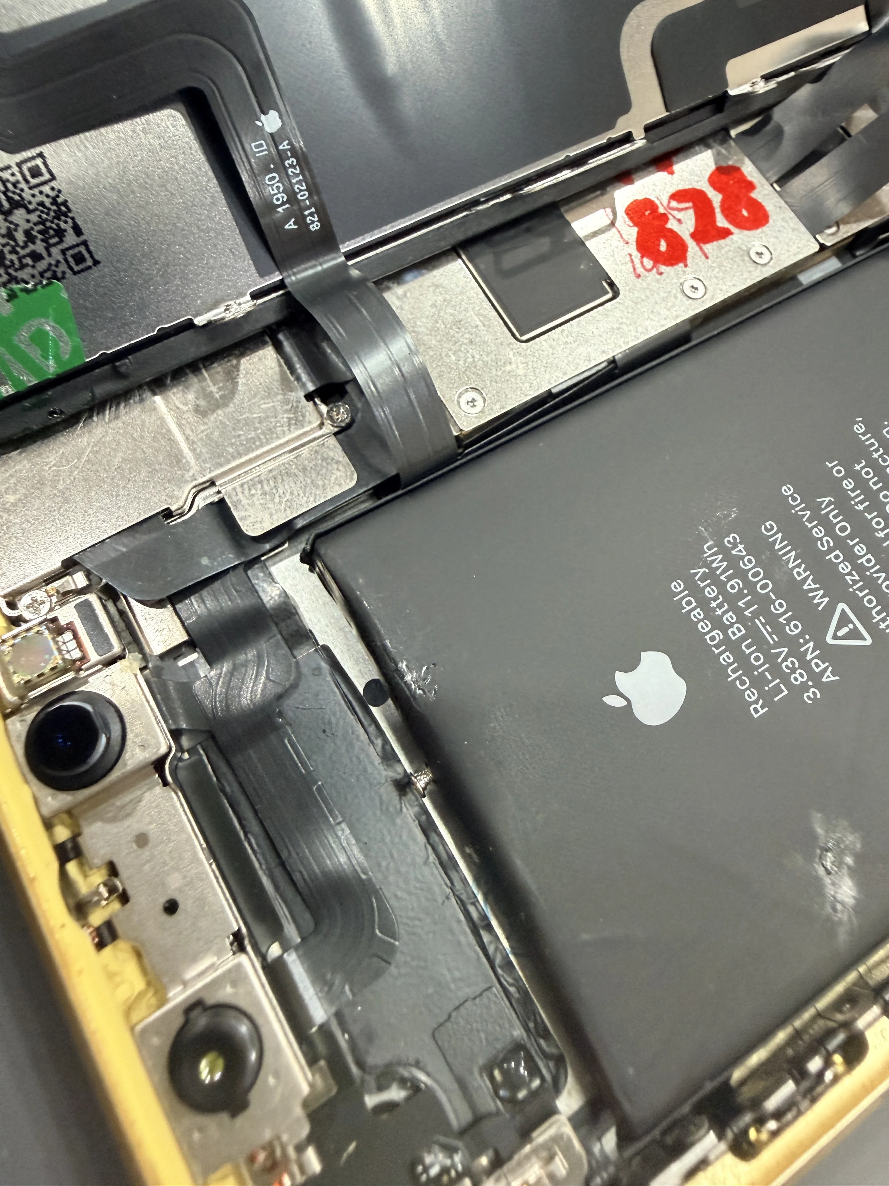 iPhone 11電池膨脹更換，重新固定電池與防護檢查 維修紀錄 2