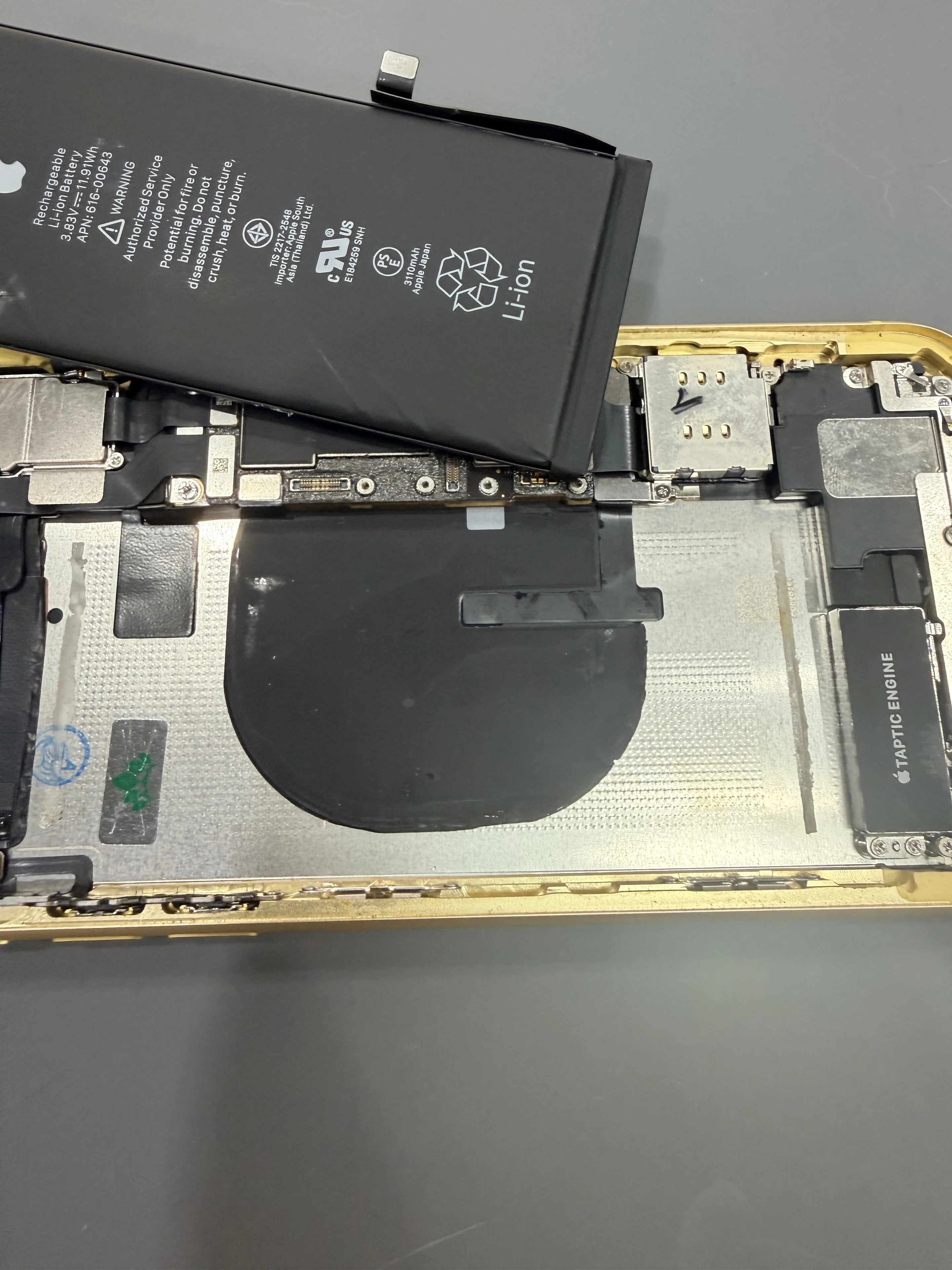 iPhone 11電池膨脹更換,重新固定電池與防護檢查 維修紀錄 3