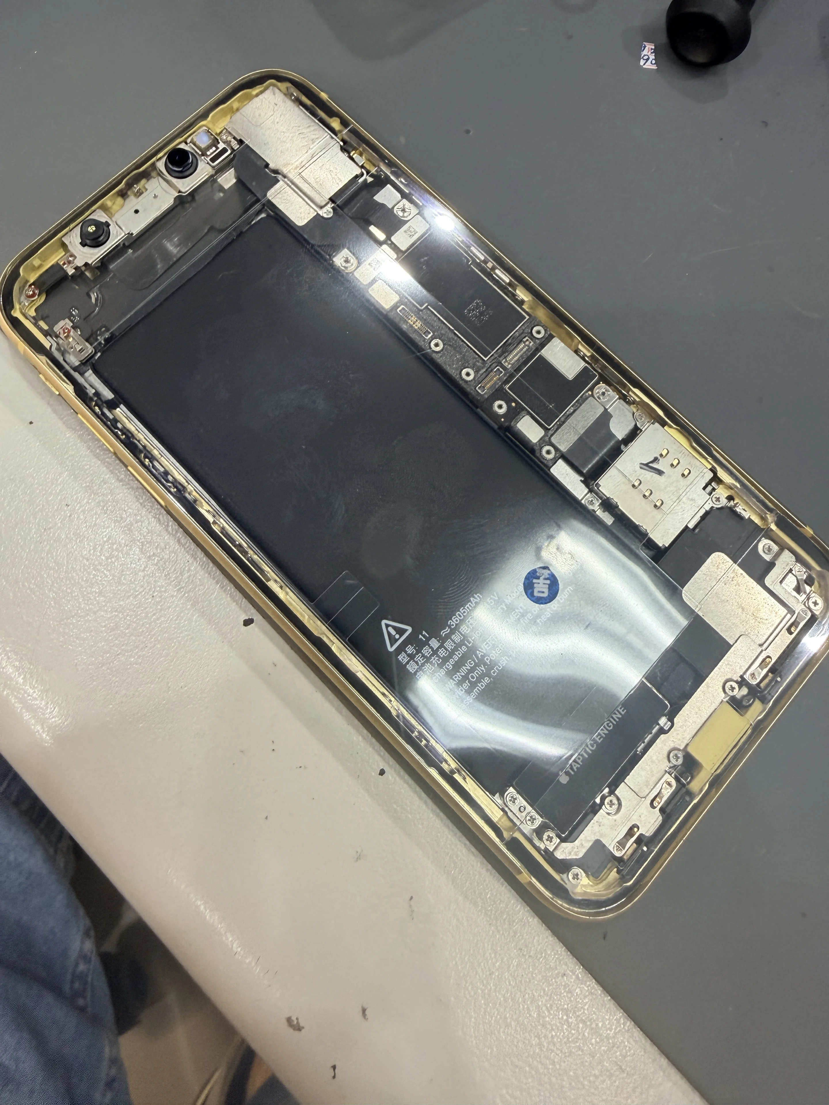 iPhone 11電池膨脹更換，重新固定電池與防護檢查 維修紀錄 4