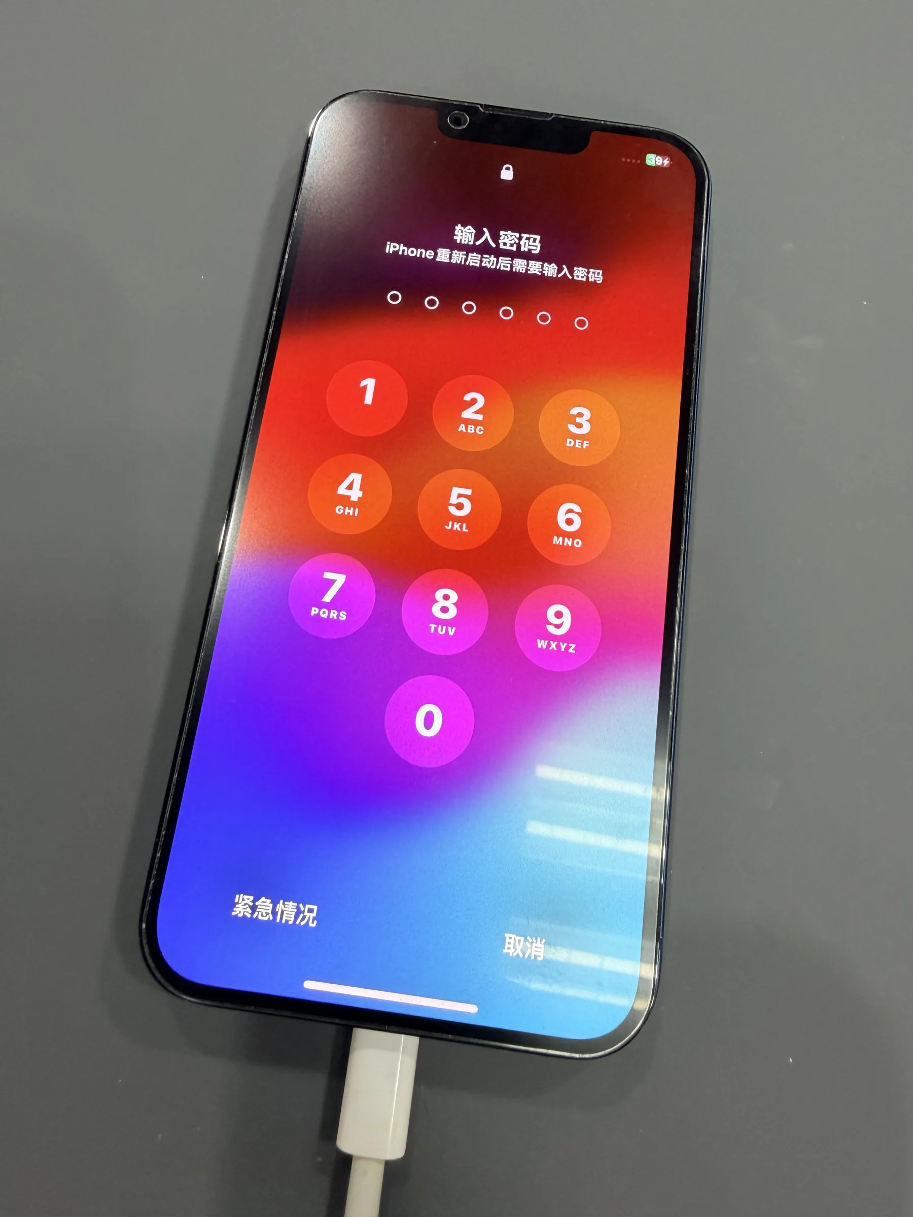 iPhone 13 板底移植後恢復開機，顯示密碼輸入畫面