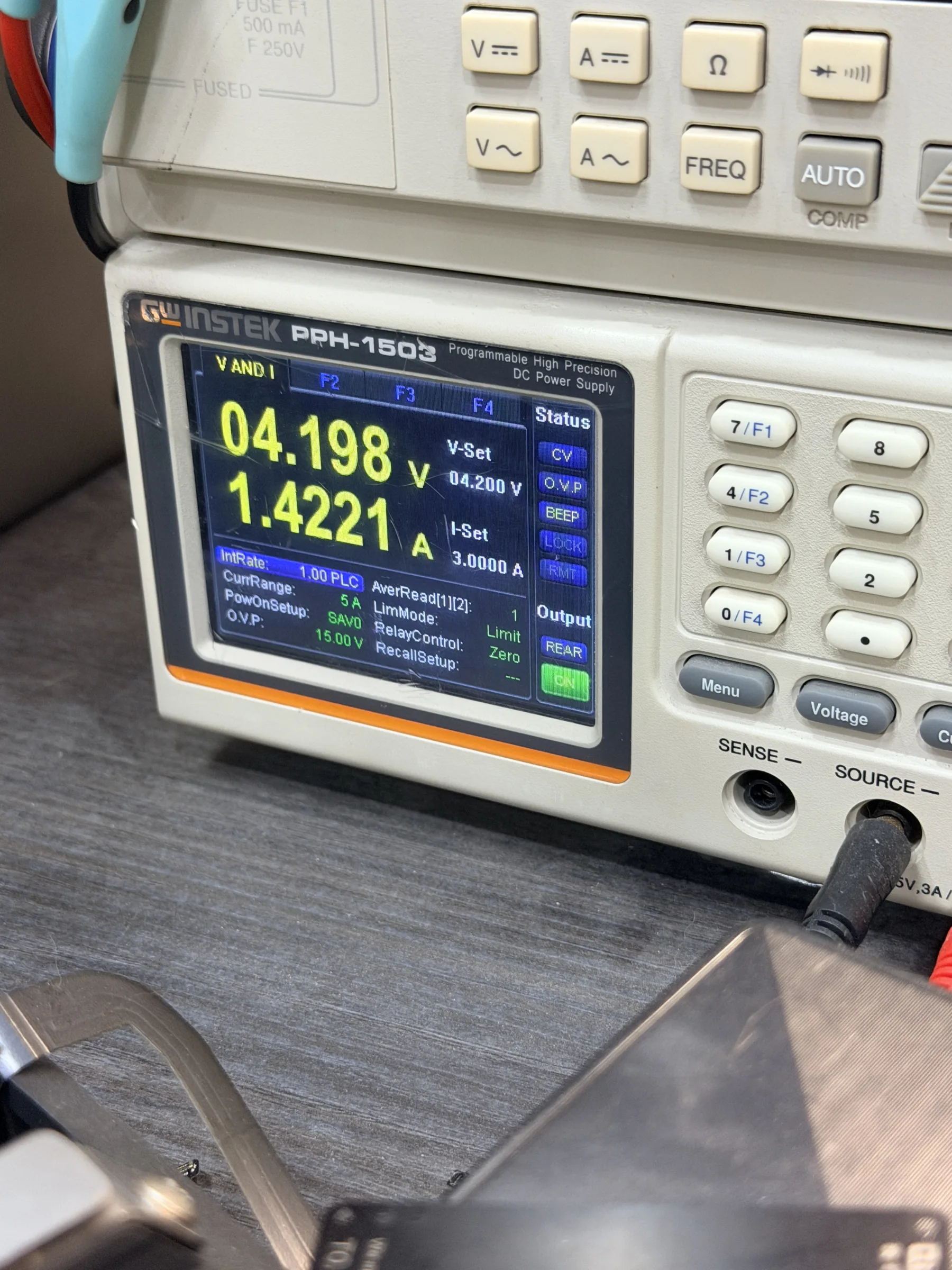 iPhone 13 分層檢測時，電源供應器顯示 4.198V 與 1.4221A