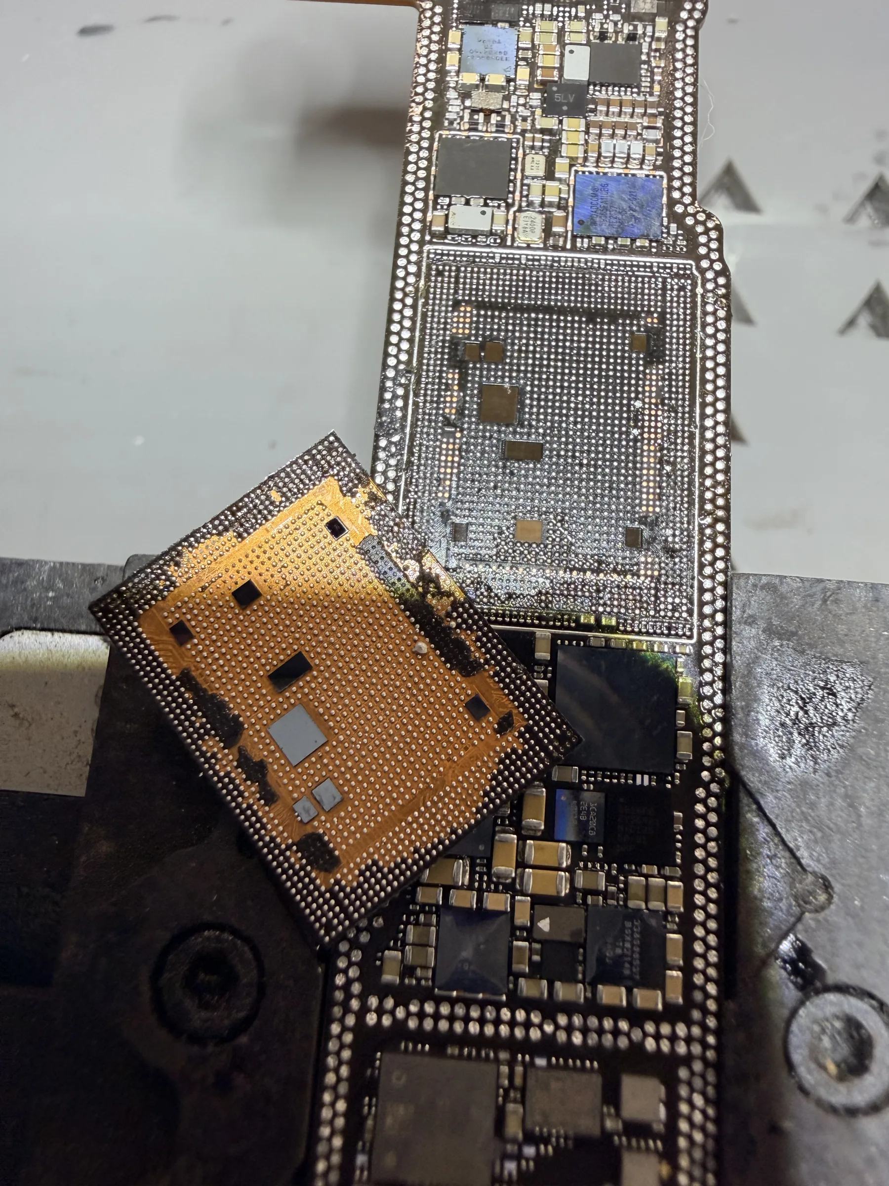 iPhone 13 原機 CPU 解焊後的晶片底部與主機板焊盤