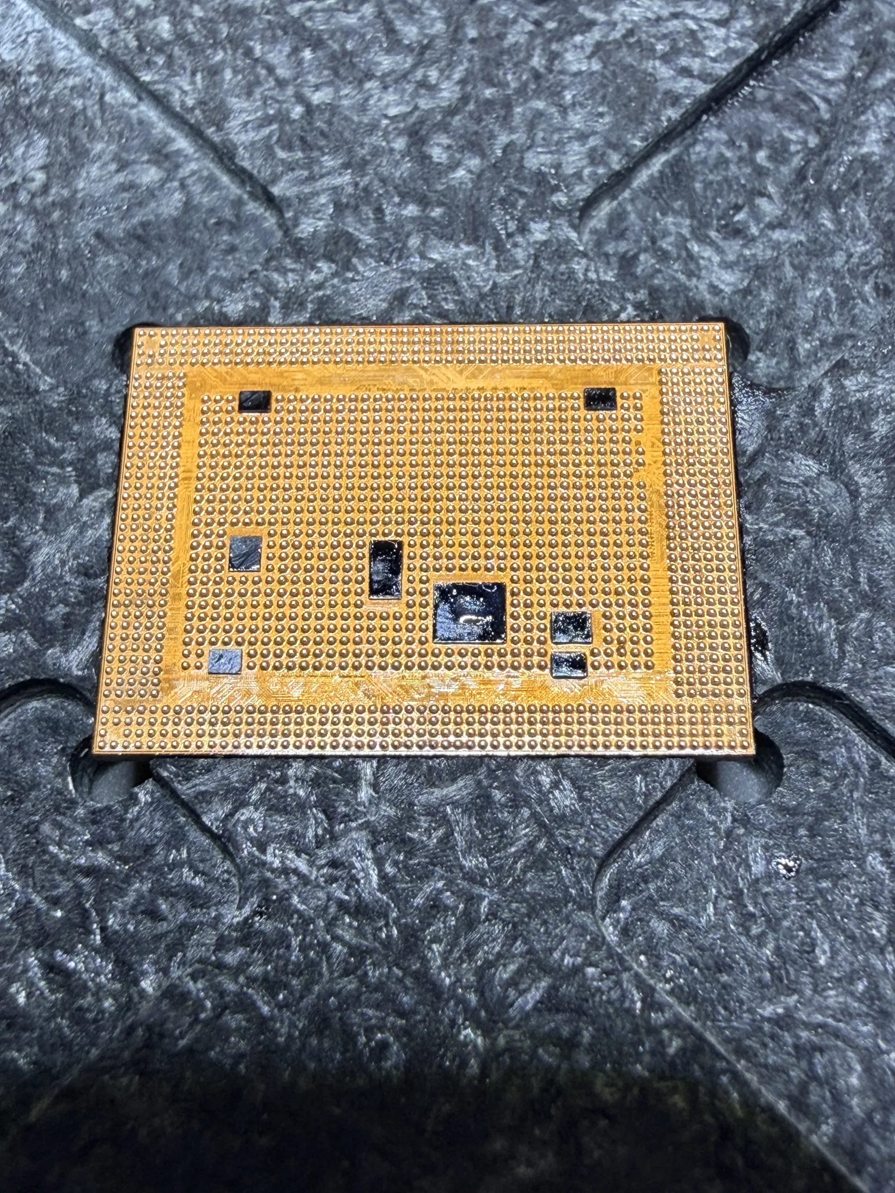 iPhone 13 CPU 底部植錫處理近照