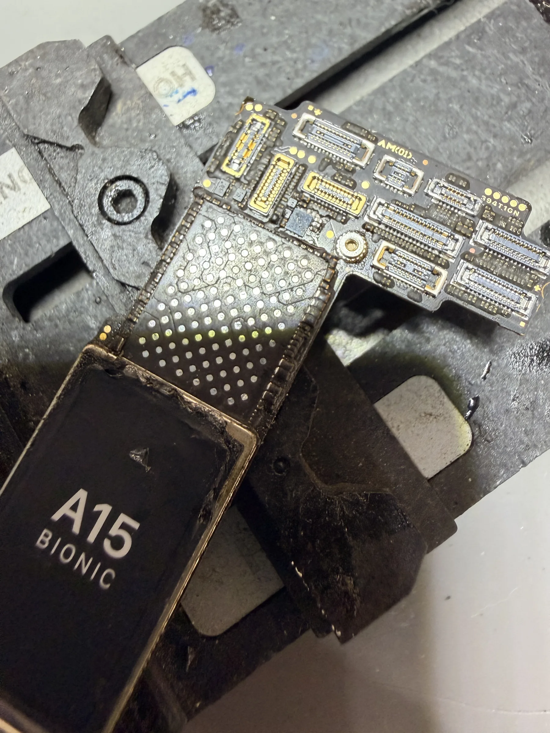 iPhone 13 板底上的 NAND 儲存晶片安裝區焊盤