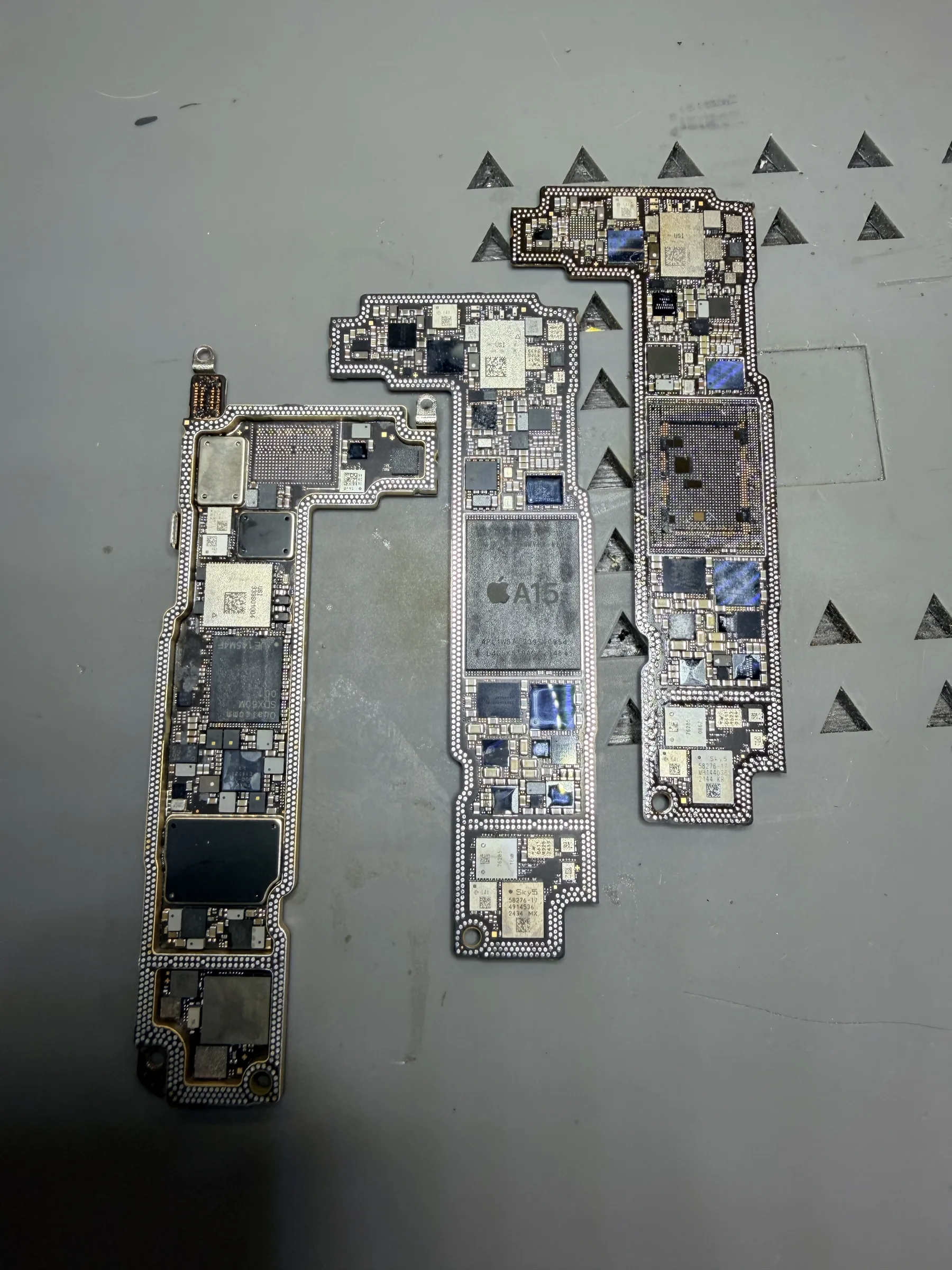 iPhone 13 套件移植過程中的主機板與板底對照
