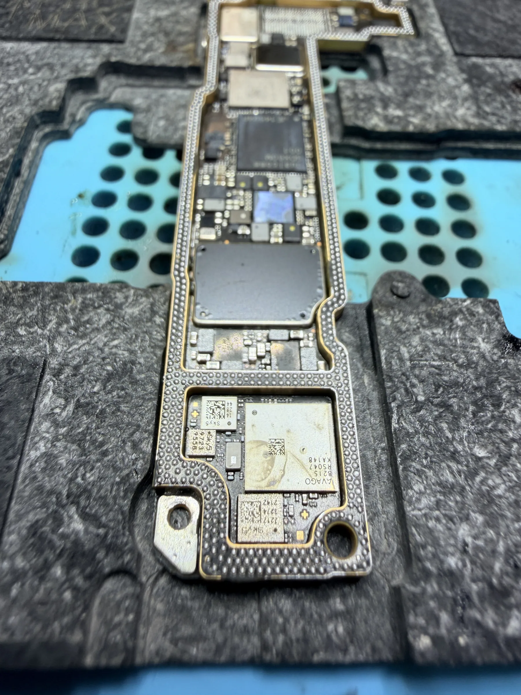 iPhone 13 主機板上下層貼合前的周邊焊點