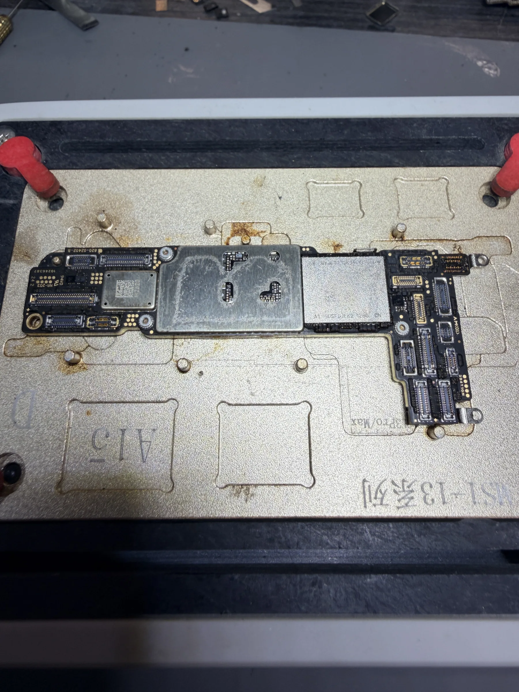 iPhone 13 主機板放置於上下層貼合治具