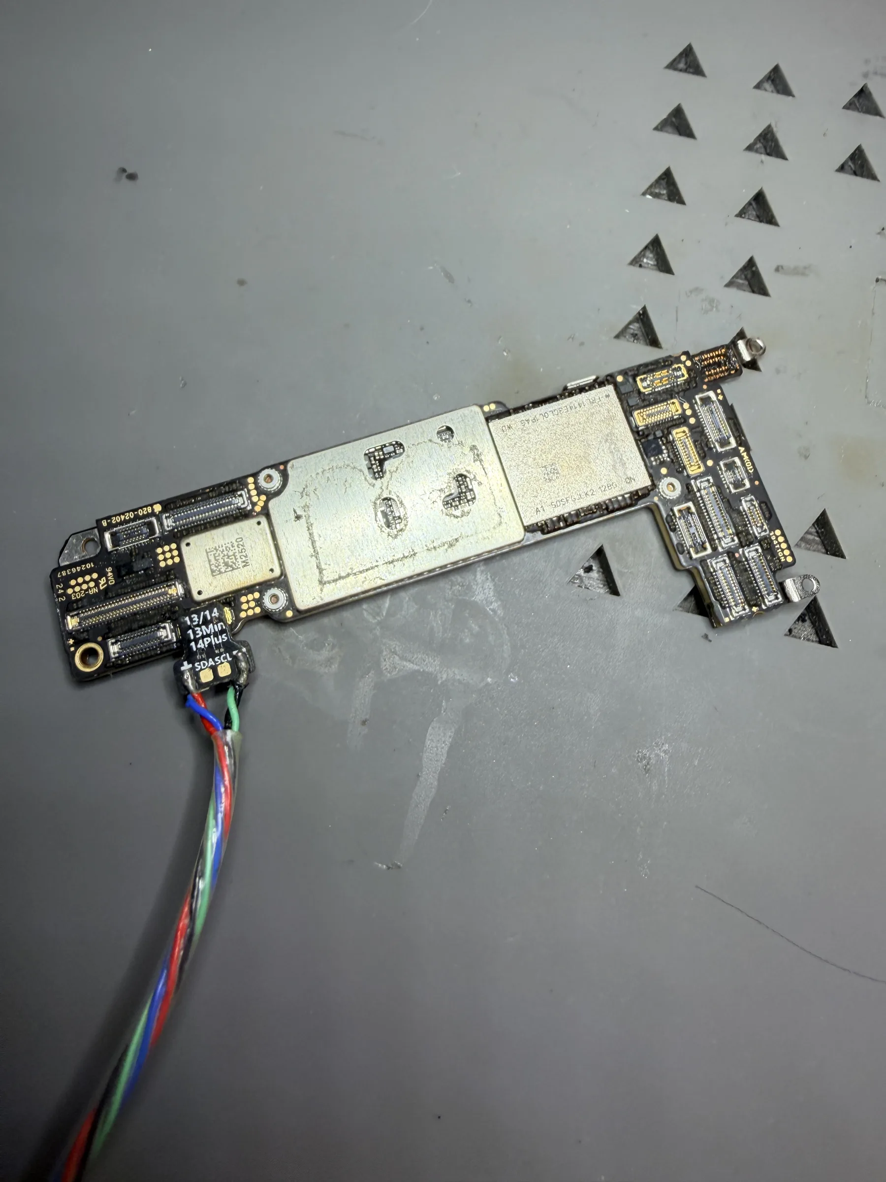 iPhone 13 主機板貼合後連接供電測試線