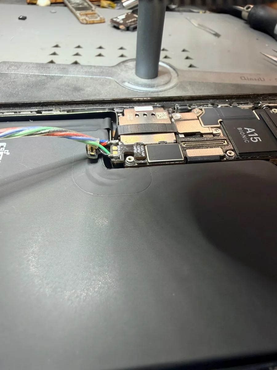 iPhone 13 Pro異常耗電、手機發燙，主機板漏電電容修復 維修紀錄 3