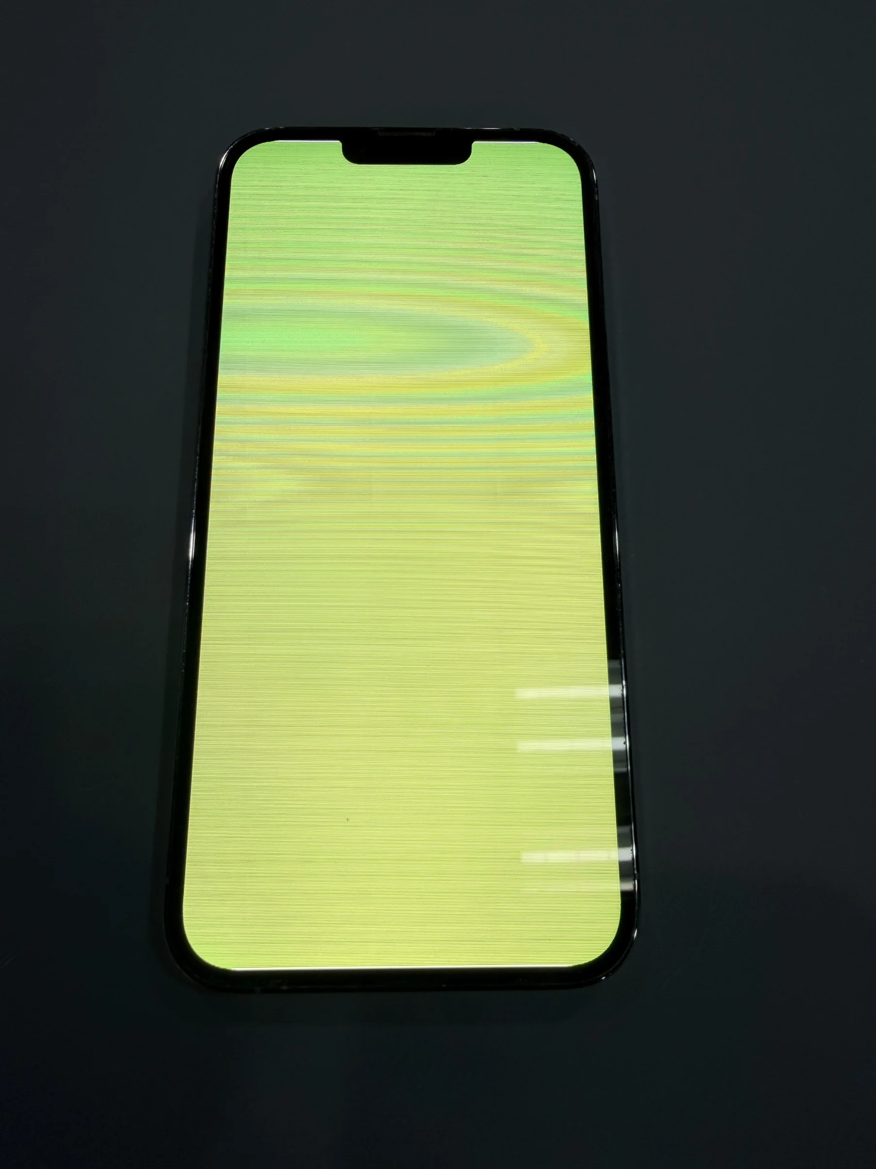 iPhone 13 Pro Max 維修前持續綠屏,無法正常顯示畫面