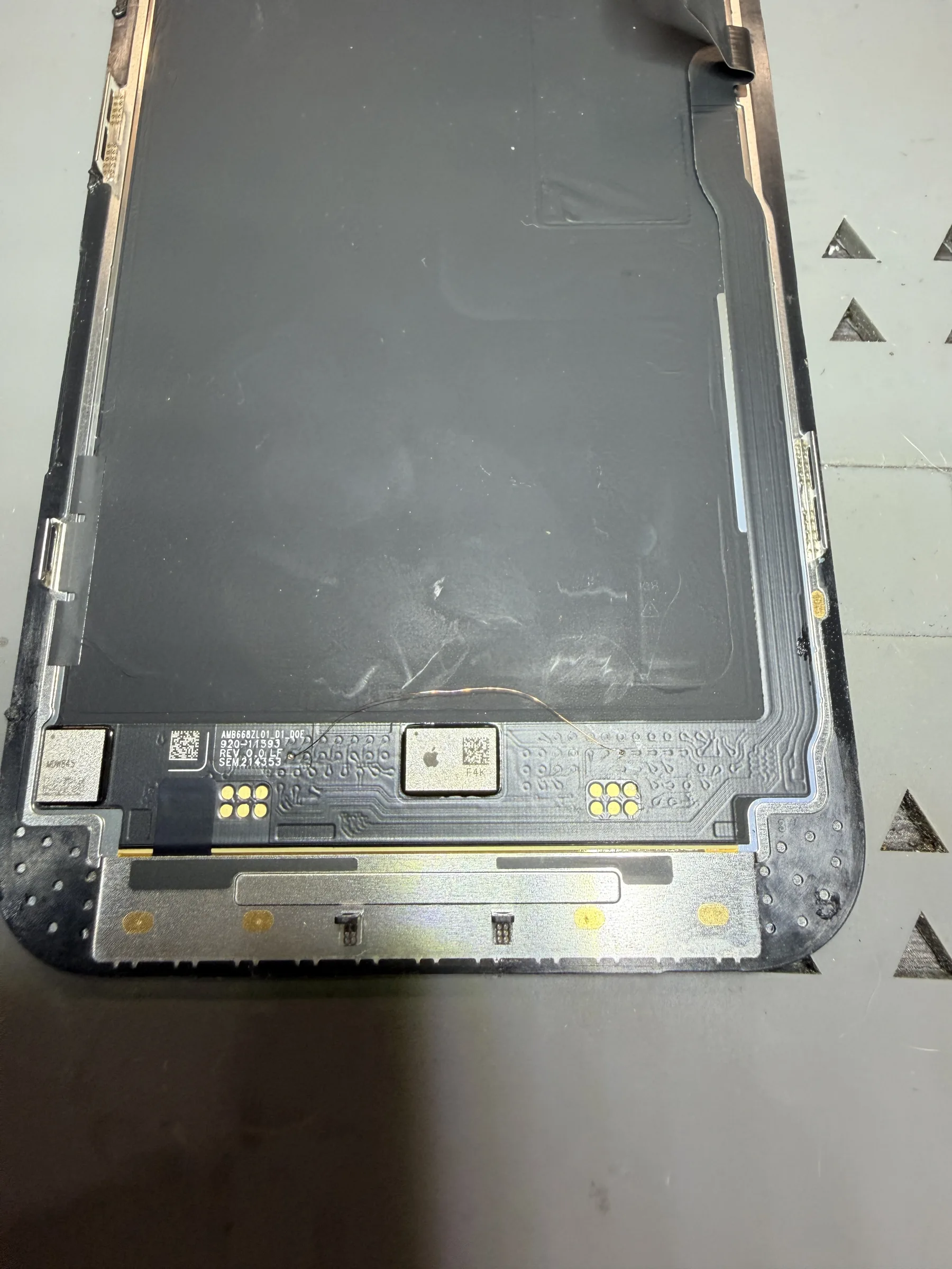 iPhone 13 Pro Max 螢幕背面完成飛線連接，修復中斷線路