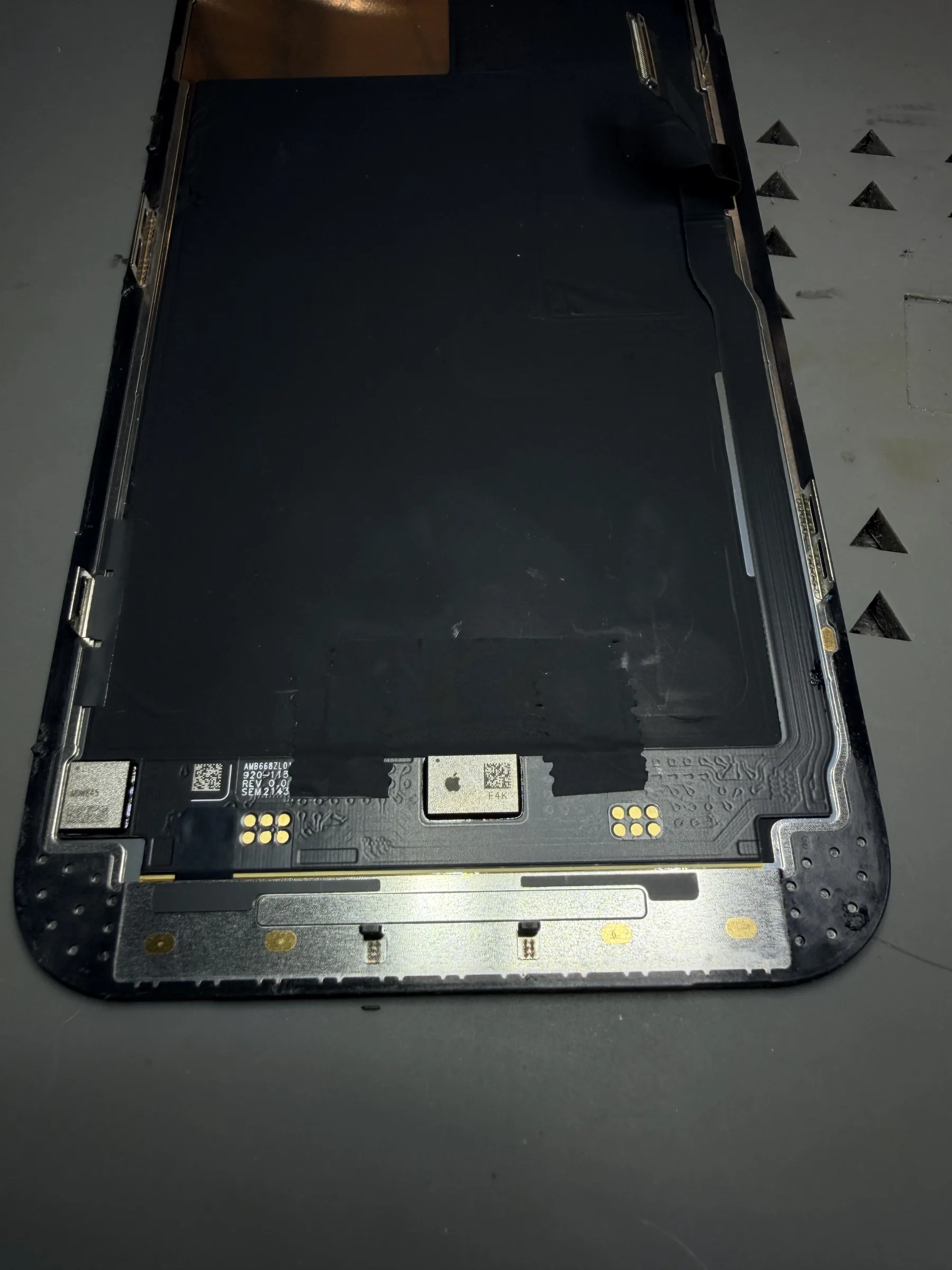 iPhone 13 Pro Max 螢幕修復線路以隔離膠帶覆蓋固定