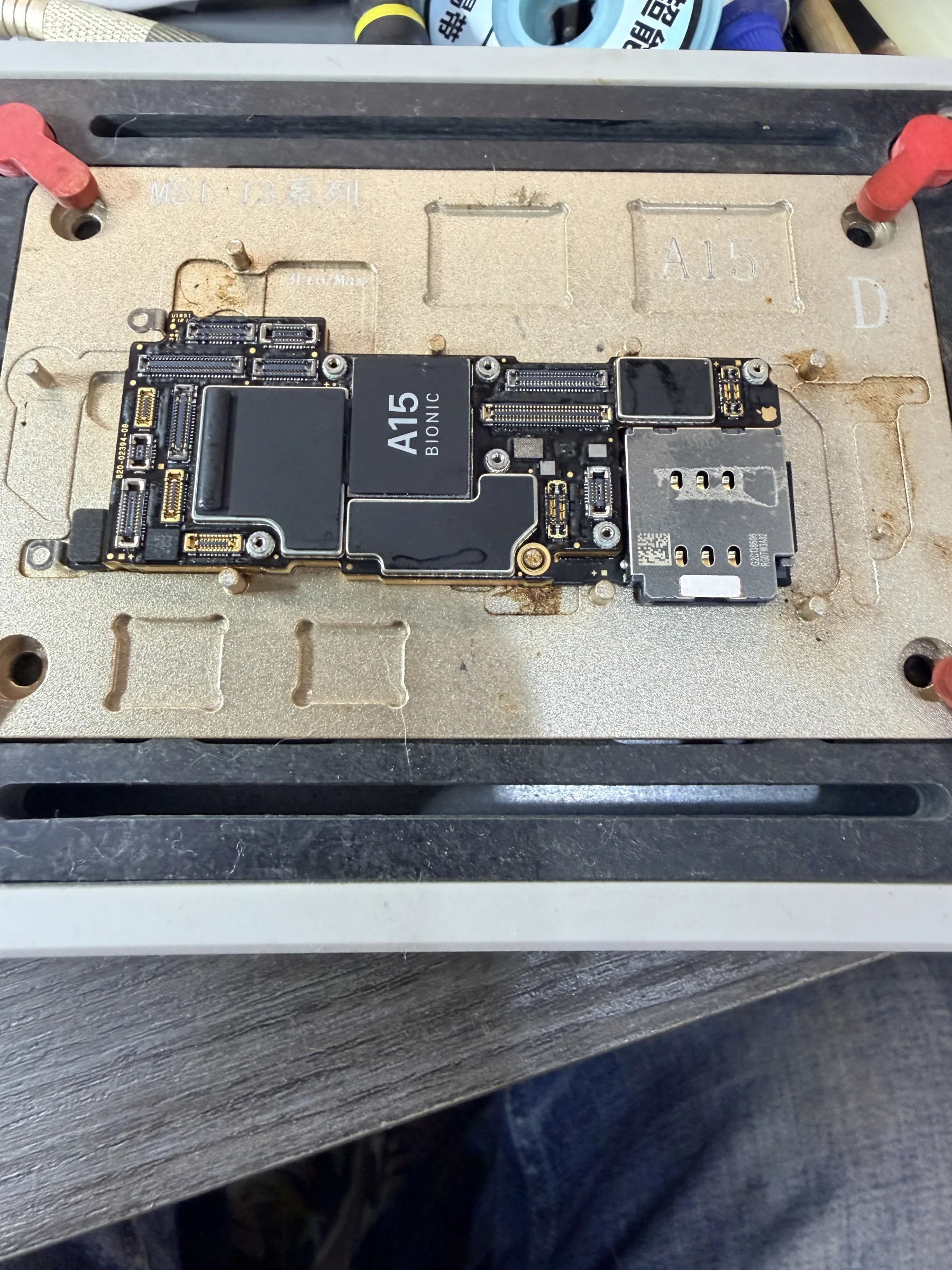 iPhone 13 Pro 主機板分層檢測基頻供電線路