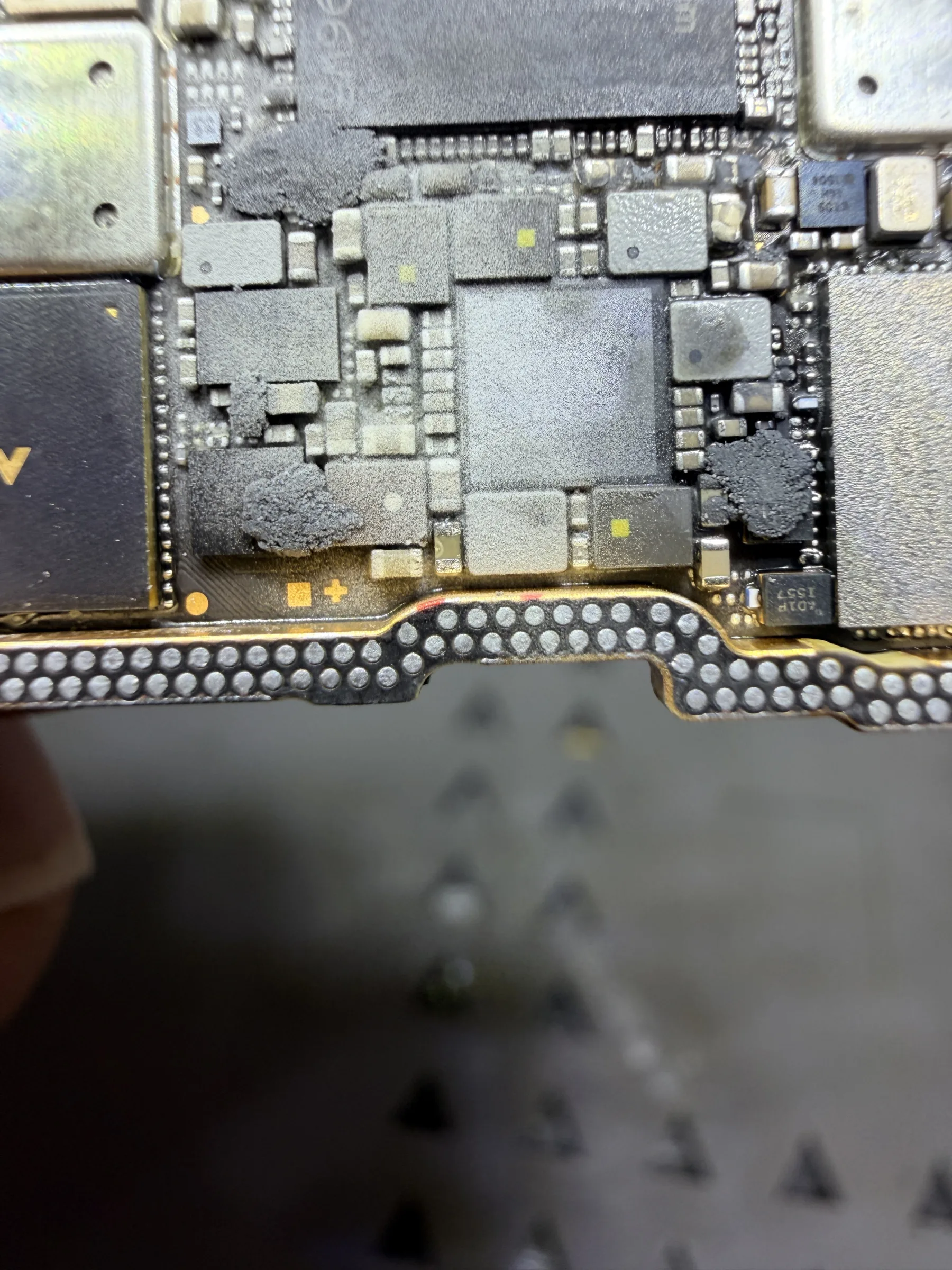iPhone 13 Pro 基頻 1.9V 供電短路故障元件定位