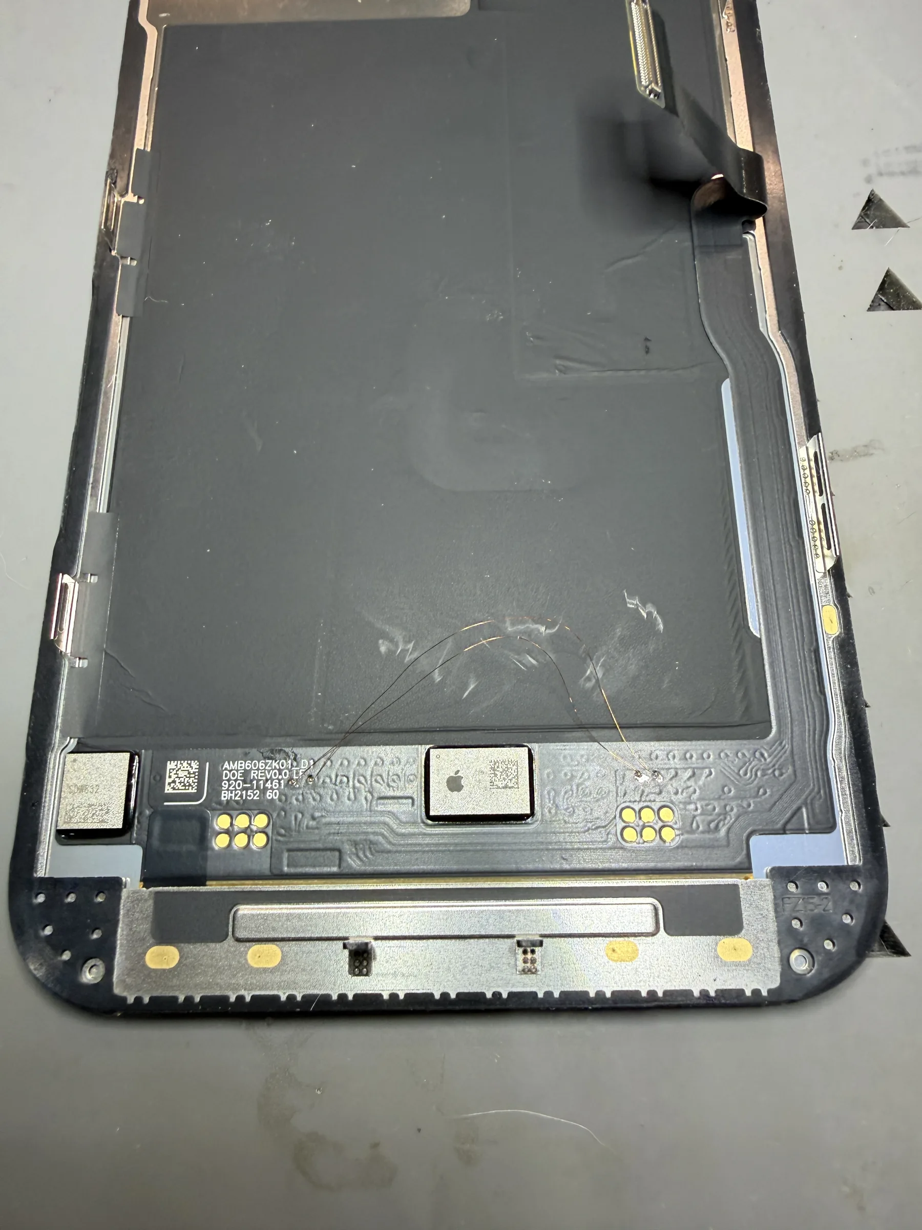 第一支 iPhone 13 Pro 螢幕背面的飛線修復狀態