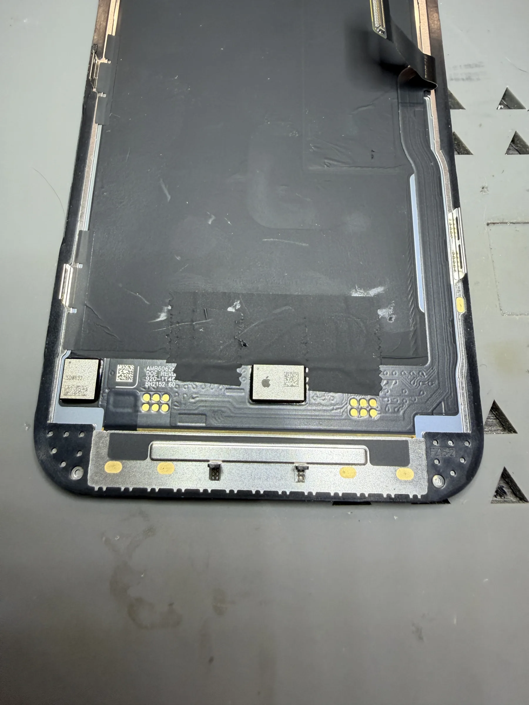 第一支 iPhone 13 Pro 飛線位置覆蓋膠帶保護