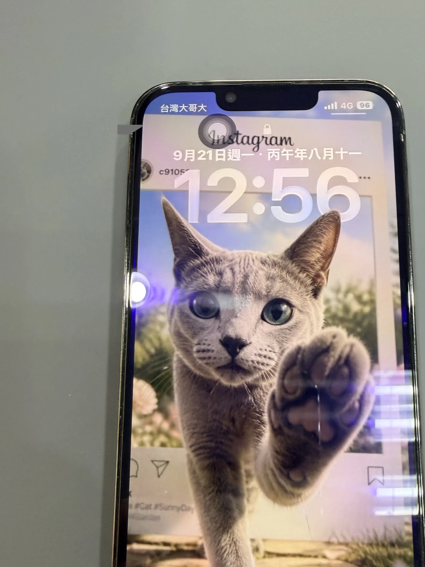 第一支 iPhone 13 Pro 白屏修復後恢復鎖定畫面，帳號已遮蔽
