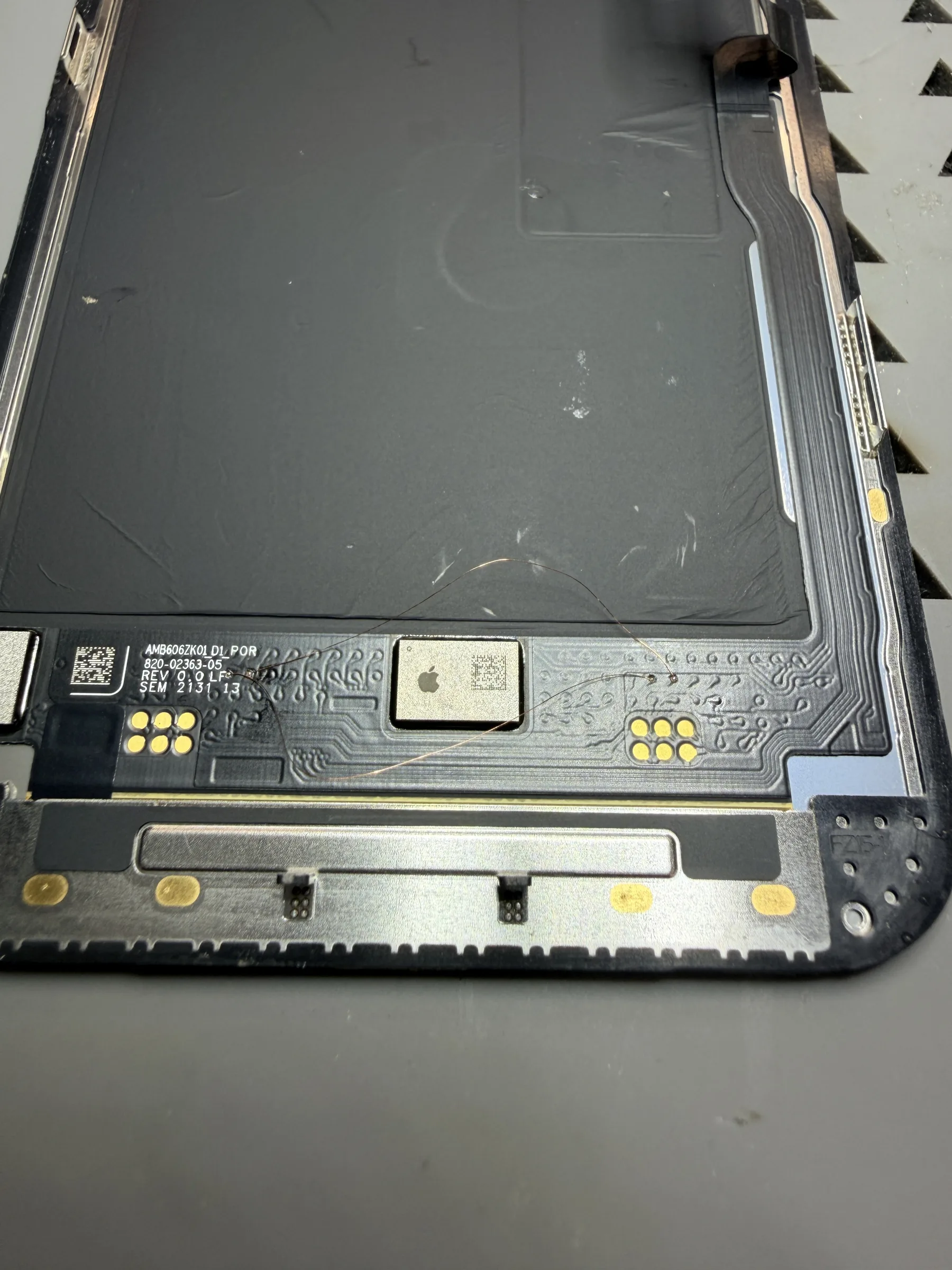第二支 iPhone 13 Pro 螢幕線路飛線施工狀態