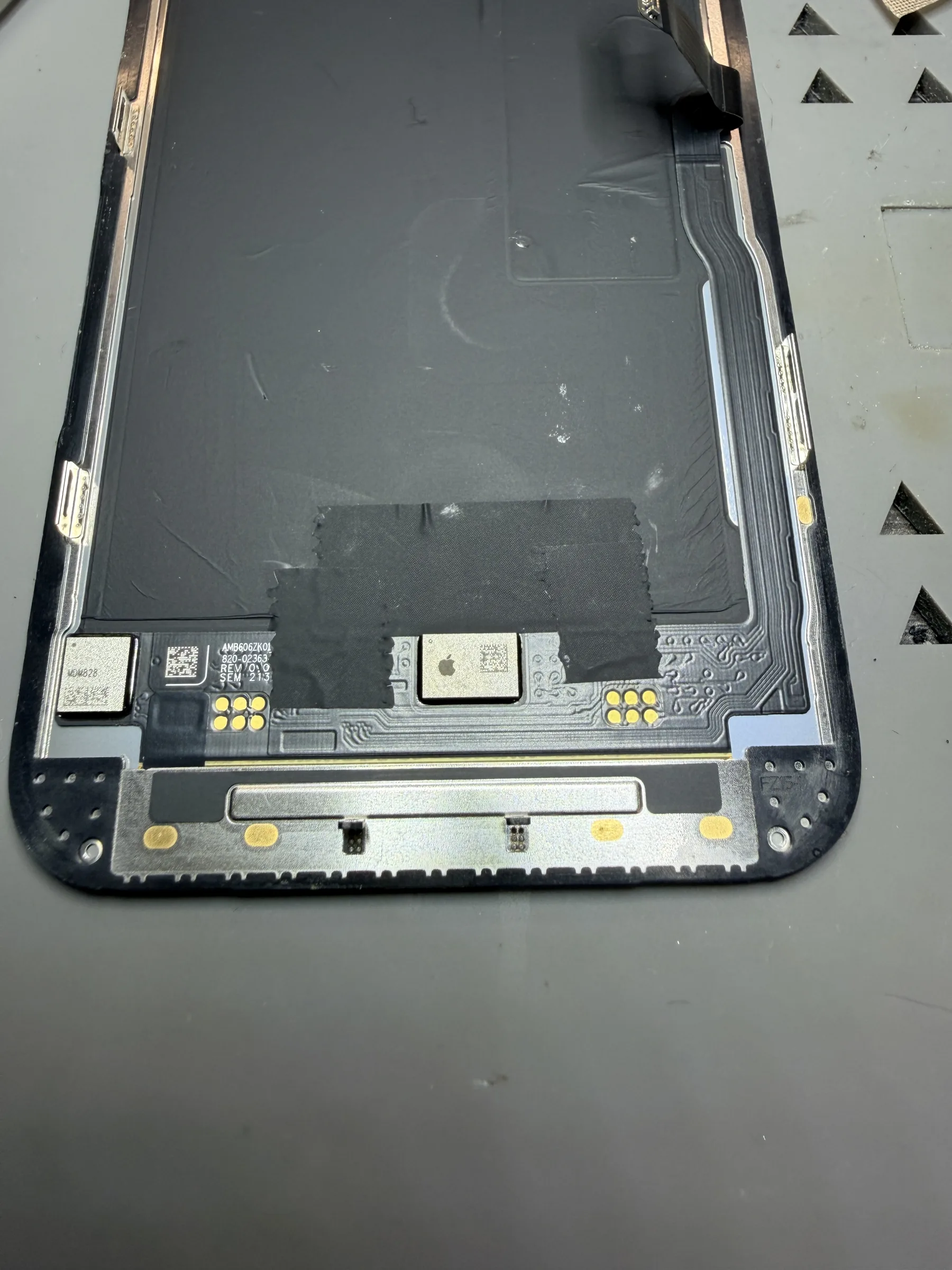 第二支 iPhone 13 Pro 飛線位置完成膠帶覆蓋