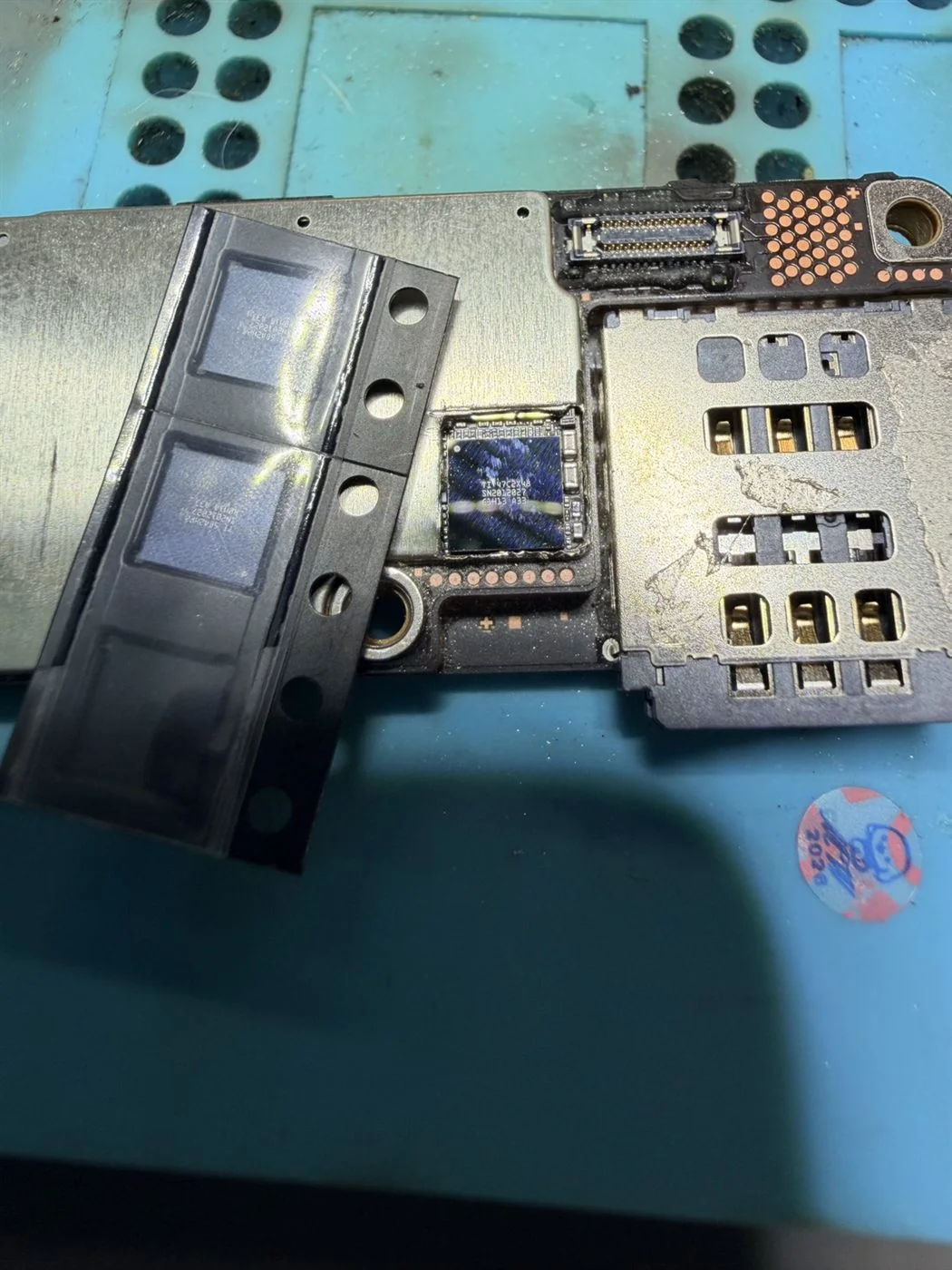 iPhone 16 Pro卡在DFU、無法連接電腦又無訊號,USB管理IC與基頻供電修復 維修紀錄 2