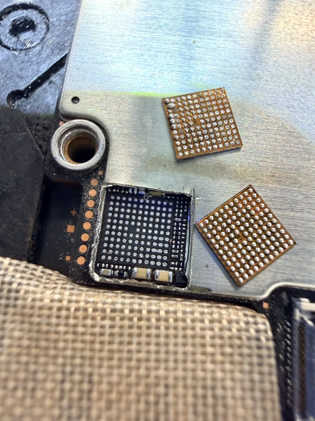 iPhone 16 Pro卡在DFU、無法連接電腦又無訊號，USB管理IC與基頻供電修復 維修紀錄 3