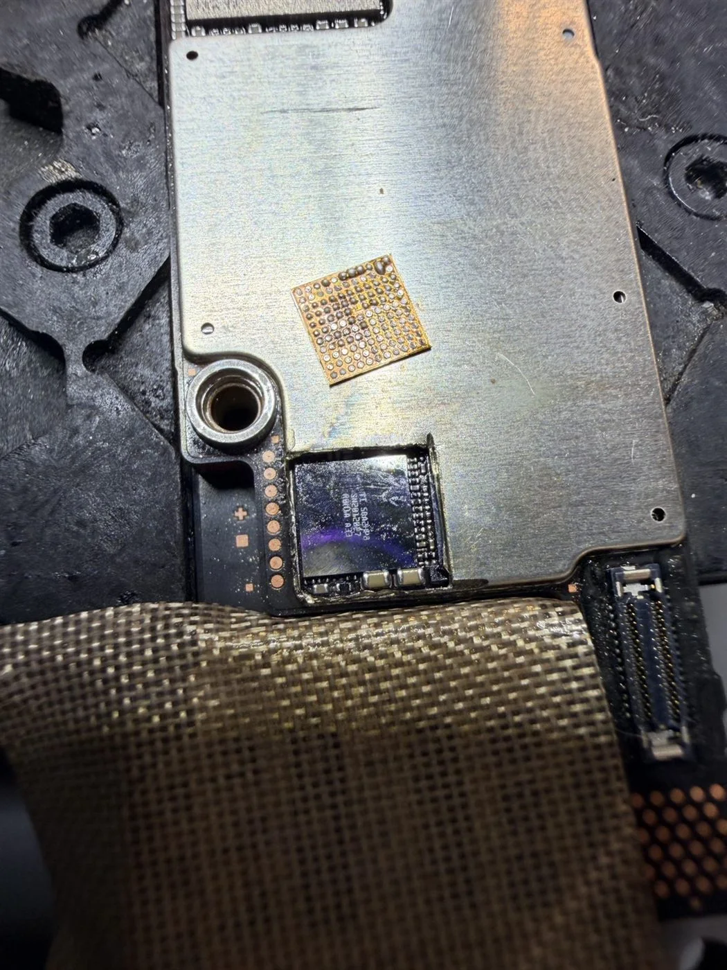 iPhone 16 Pro卡在DFU、無法連接電腦又無訊號,USB管理IC與基頻供電修復 維修紀錄 4