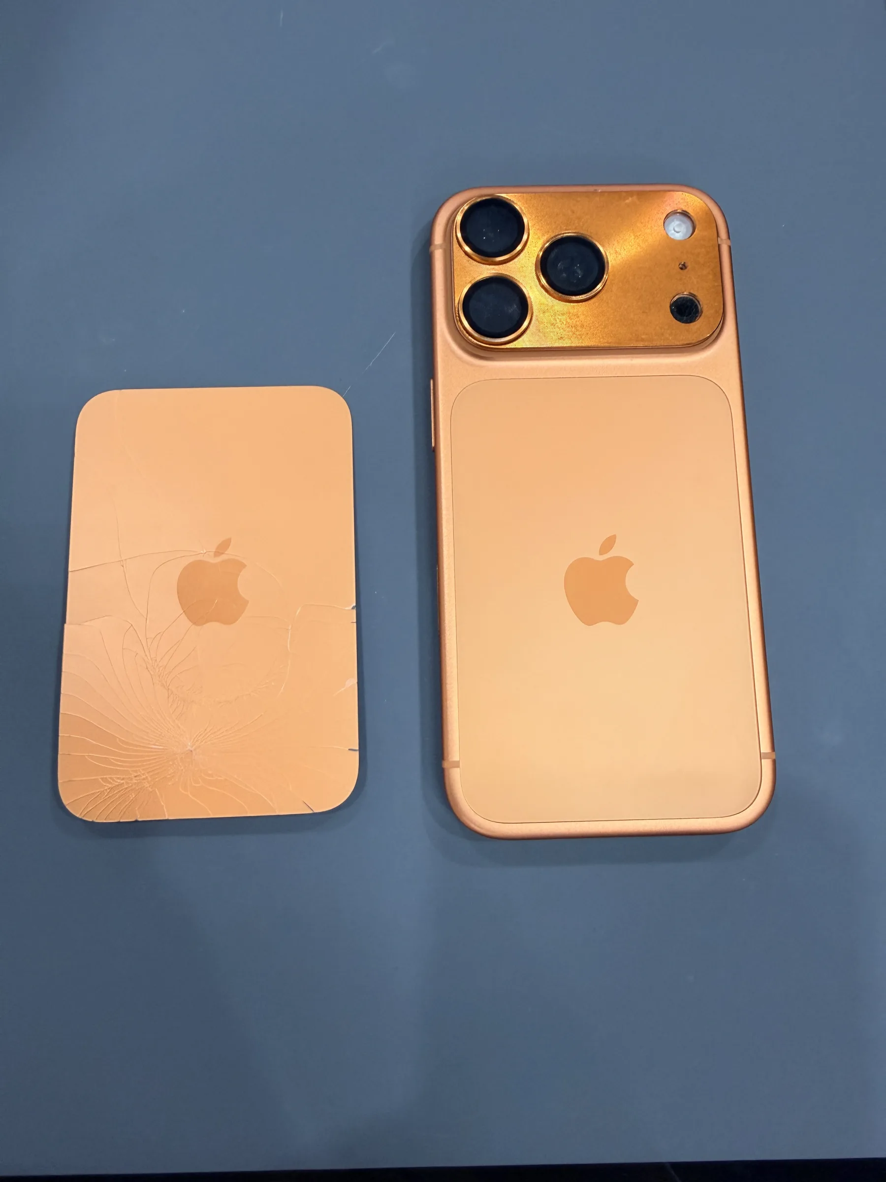 iPhone 17 Pro 背玻璃更換完成,旁邊為拆下的破損玻璃