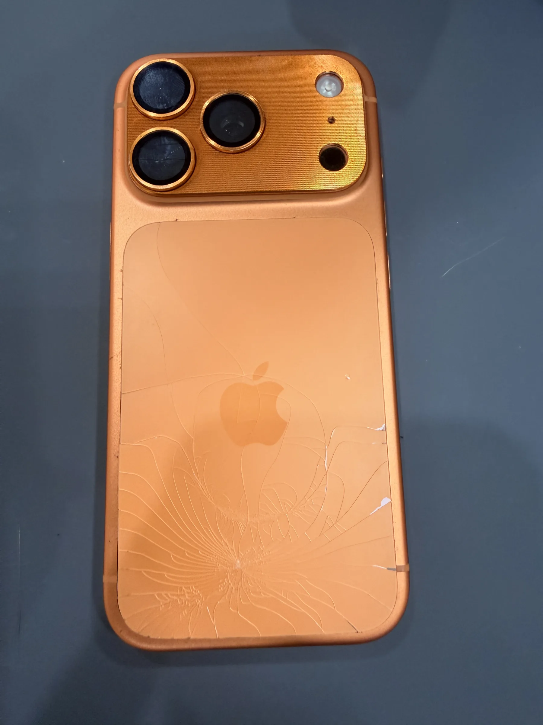 iPhone 17 Pro 摔落後背玻璃下半部出現放射狀裂痕