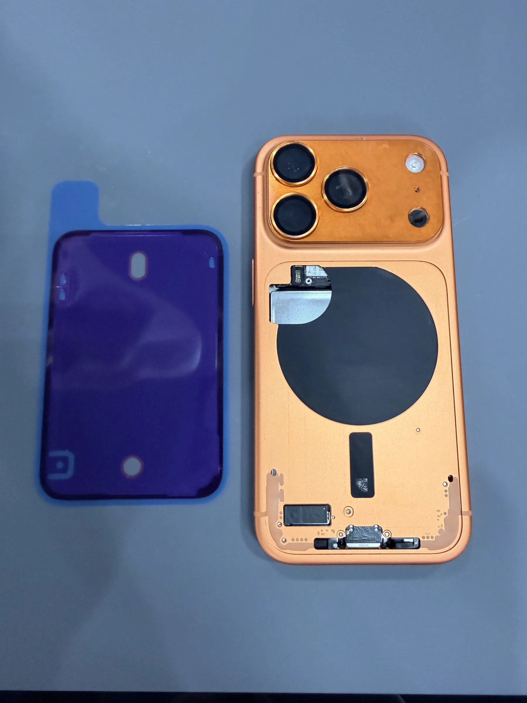 iPhone 17 Pro 卸下背玻璃模組後的機身與待安裝背膠