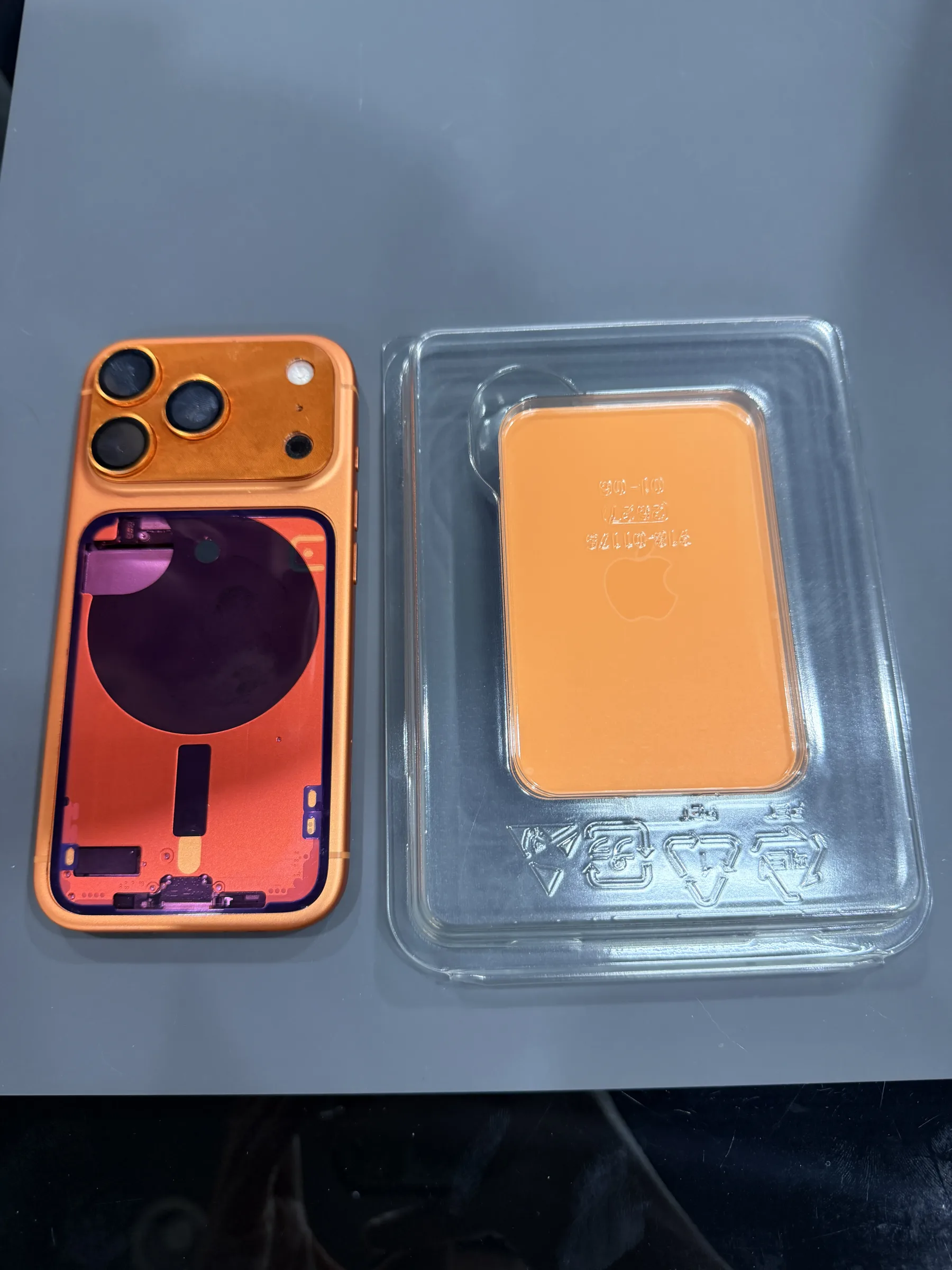 iPhone 17 Pro 背玻璃安裝前的機身與新模組