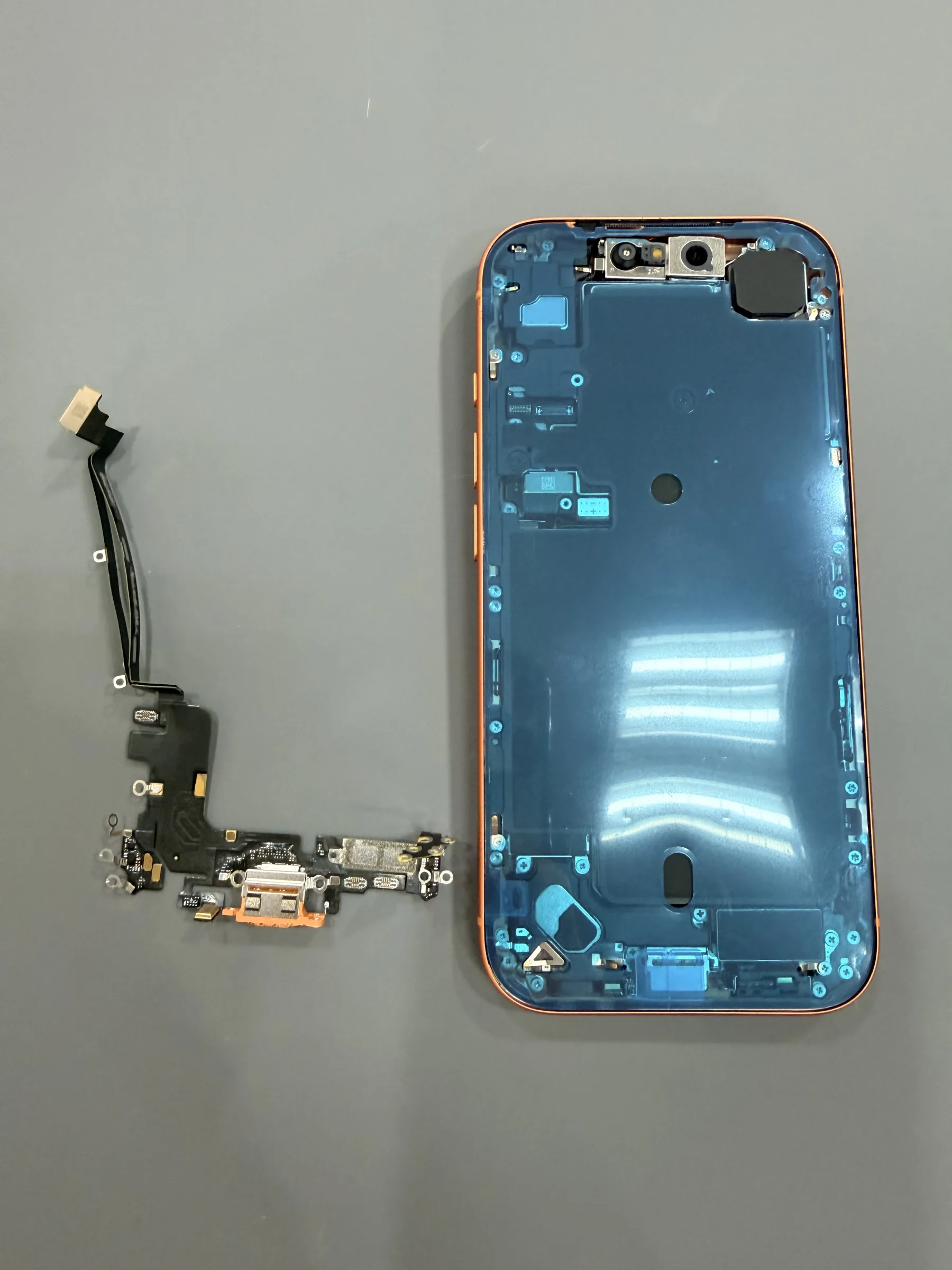 iPhone 17 Pro拆機檢測USB-C尾插模組與充電排線