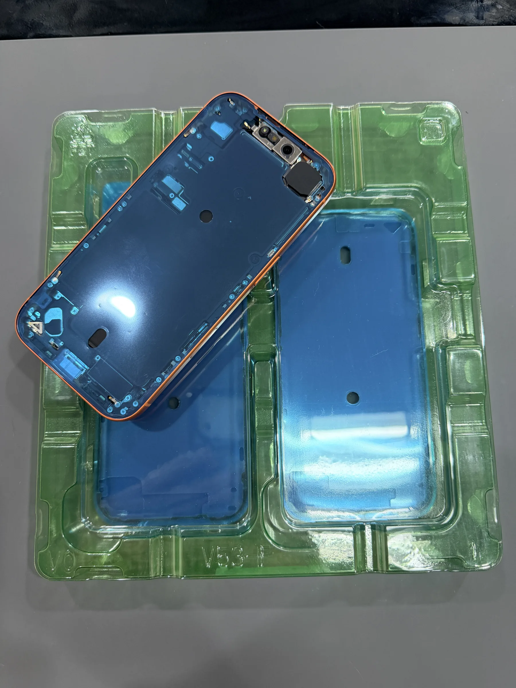 iPhone 17 Pro安裝原廠防水膠前的機身密合準備